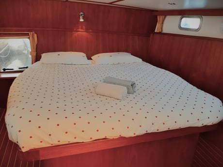 De kapiteinshut is voorzien van een Frans tweepersoonsbed. Voldoende kastruimte en een wastafel.