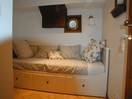 Slaapkamer met een uitklapbaar bed