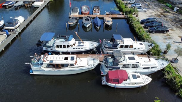 Ons aanbod van vier motorjachten op dezelfde locatie. U kunt uw auto gratis parkeren in het havengebied op 30 meter van de boot.