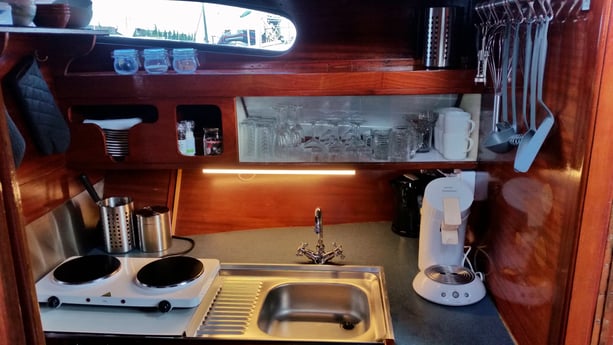Een bescheiden keuken volledig uitgerust met koffiezetapparaat, waterkoker, kleine kookgelegenheid, etc.