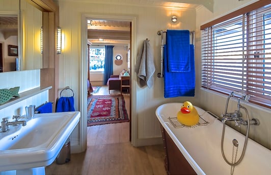 Cabine 1 en-suite badkamer, met een aparte douche