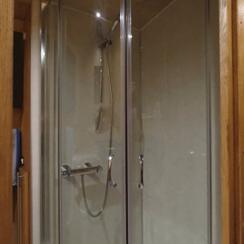 Badkamer met douche