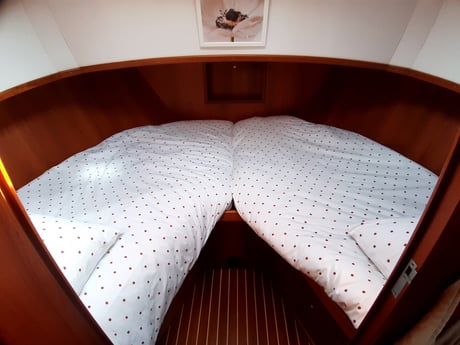 Voorin de boot zijn twee eenpersoonsbedden gesitueerd (V-vorm). De afmetingen van ieder bed zijn 1,95 lang en 0,70 breed.