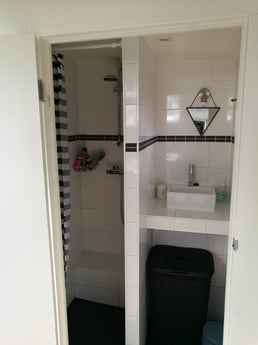 kleine douche/badkamer