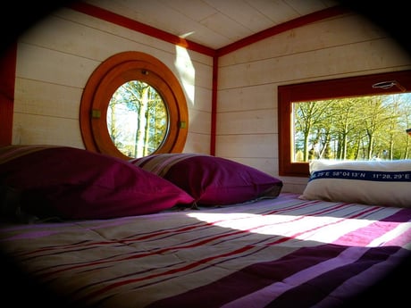 Doppelbett mit Blick auf den Fluss