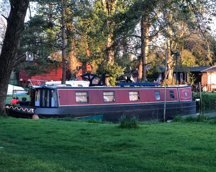 Lark Rise III est un petit bateau de 50 pieds amarré à Lechlade-on-Thames