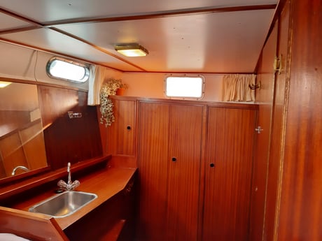 Dans la cabine du capitaine il y a un lavabo et des placards.