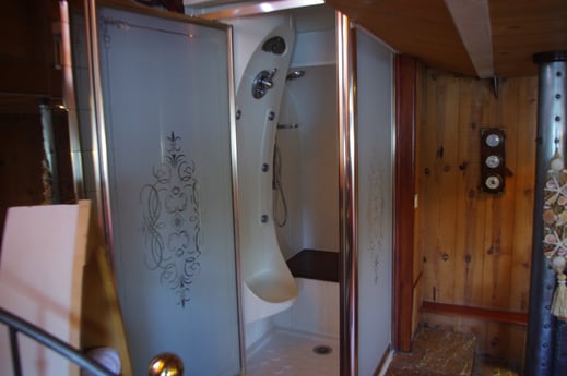 Jetted shower for your convenience.