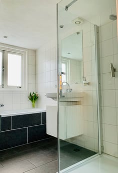 Badezimmer mit Badewanne und Dusche