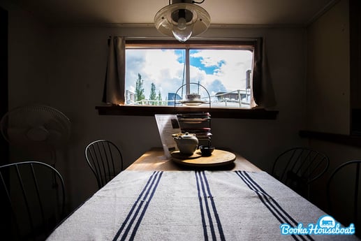 La mesa del comedor ofrece vistas a los famosos cielos holandeses.