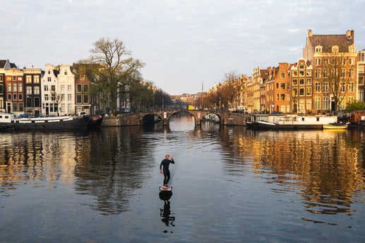 Aan de jachthaven bevindt zich een E-foil-school.