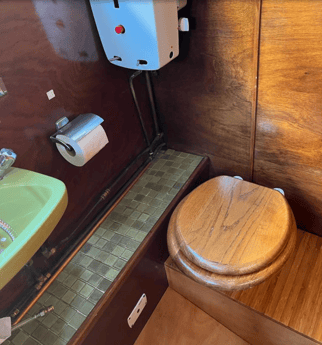 toilettes dans la salle de bain