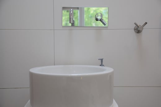 Moderne en vlekkeloze badkamer