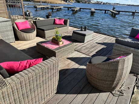 Directamente sobre el agua. Es maravilloso tomar una cena o subir al barco. Desde tu propia terraza.