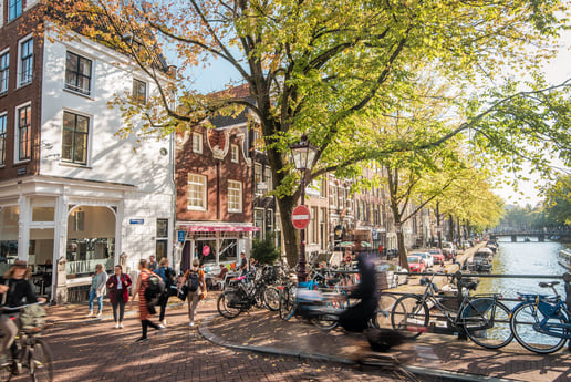 Wandelen langs de grachten in het voorjaar