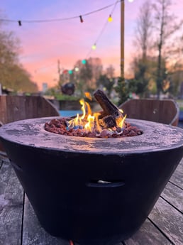 Ambiance feu de joie sur la péniche de Michèle