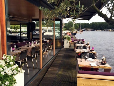 El restaurante también ofrece una acogedora terraza junto al agua.