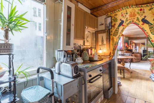 Een deel van de keuken met de koffie- en theehoek.