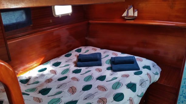 Das Hauptschlafzimmer mit einem Doppelbett. () Es gibt auch eine Dusche und ein Waschbecken.