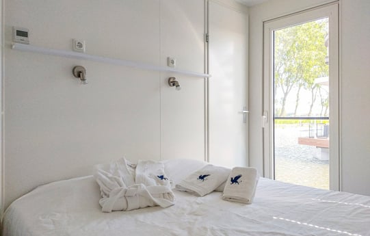 Royal bed of 1m60, freestanding on both sides.