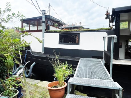 Badezimmer/Schlafzimmer/Gangway/Eingang (von links nach rechts), vom Ufer aus gesehen