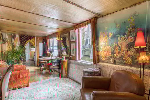 Uitzicht vanuit de slaapkamer op de woonkamer.