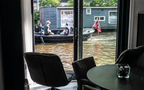 Vorbeifahrende Boote