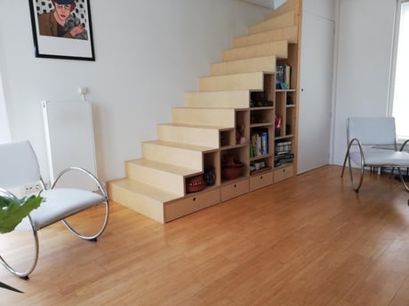 Escaleras principales en la sala de estar que te llevan hacia arriba.