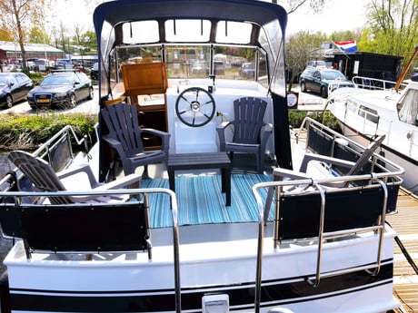 Terrasse et entrée bateau.