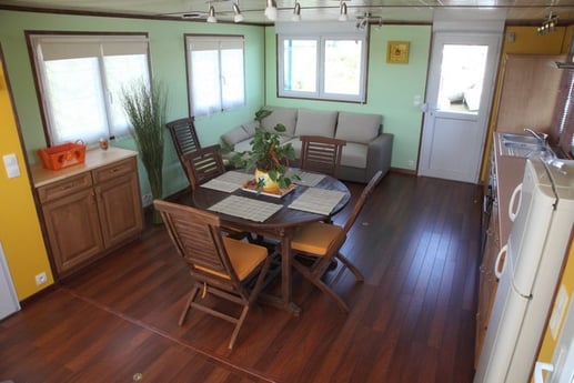 Cocina con mesa de comedor