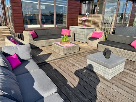 Terras aan het water. Heerlijk lounge set met 2 losse stoelen en twee tafels.