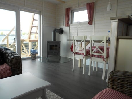 Der Kamin im geräumigen Wohnzimmer.