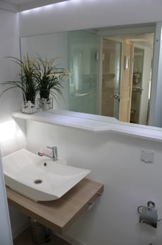 Baño limpio y bien diseñado.