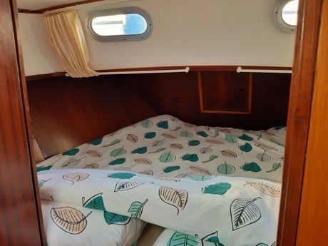 An der Vorderseite des Bootes befindet sich ein Doppelbett ().