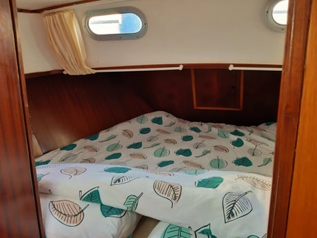 A l'avant du bateau se trouve un lit double ().