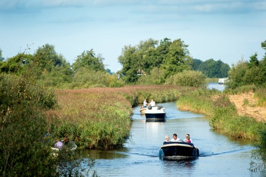 De woonark ligt midden in een prachtig natuurgebied.