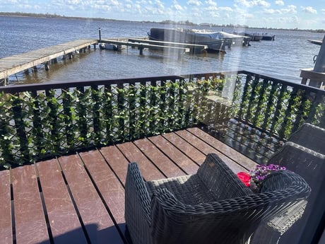 Terras aan het water.