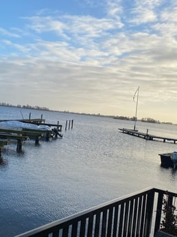 Uitzicht va de woonboot op het balkon.