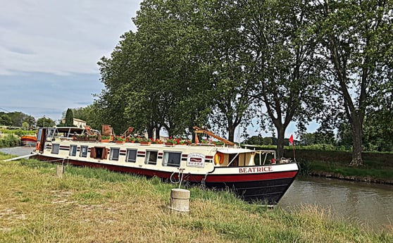 Zijaanzicht van deze prachtige woonboot.