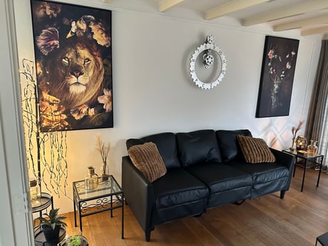 Wohnzimmer mit 2 x 3-Sitzer-Sofa und Smart-TV und Kamin