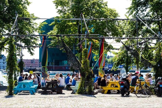 Hannekes Boom, op slechts 100 meter van de woonboot, één van de populairste plekken om mensen te ontmoeten en iets te drinken.