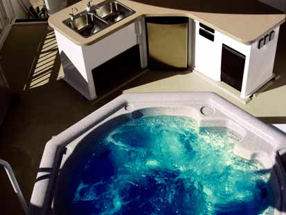 Disfrute de la buena vida al aire libre en su jacuzzi.