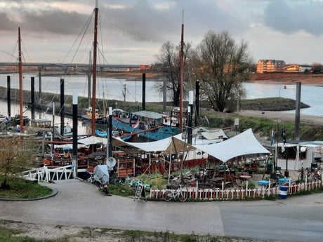 Opoe Sientje met (klein) terras in de herfst, bij eb.