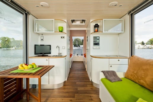 De Woonboot Berlin heeft een grote woonkamer met open keuken.