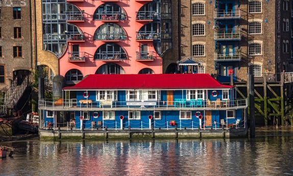 Außergewöhnliches Hausboot in der Nähe der Tower Bridge vom Fluss aus