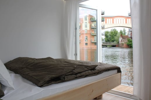 Comfortabele tweepersoonsslaapkamer met uitzicht op het water.