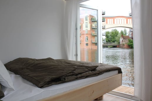 Cómoda habitación doble con vista al agua.