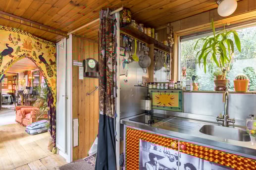 Zicht in de keuken vervolgens de entree en de woonkamer.