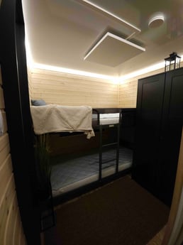 Zweites Schlafzimmer mit Etagenbett, Spiegel und Kleiderschrank