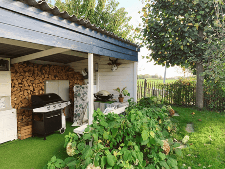 Outdoor space in the garden with fridge and bbq